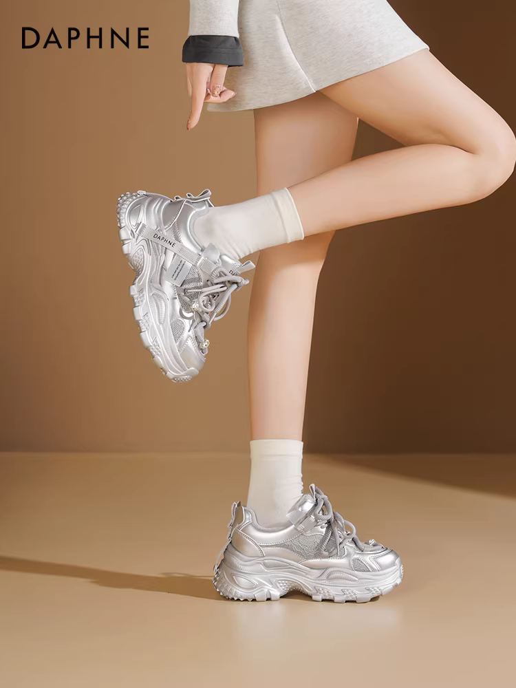Giày thể thao nữ Daphne lót lông cừu, mẫu mới thu đông 2025, đế dày màu bạc, tăng chiều cao, đa năng, phong cách thường ngày.
