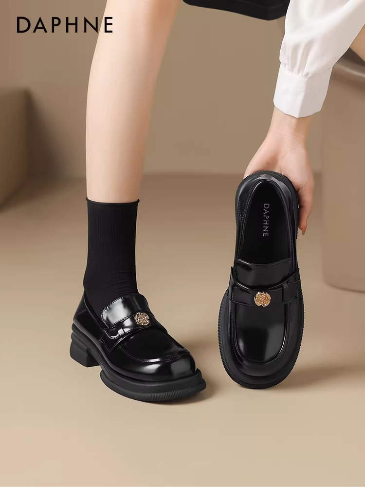 Giày lười đế dày Daphne dành cho nữ 2025 kiểu Anh mới, chất liệu da bóng đen, giày da nhỏ, giày tăng chiều cao nữ