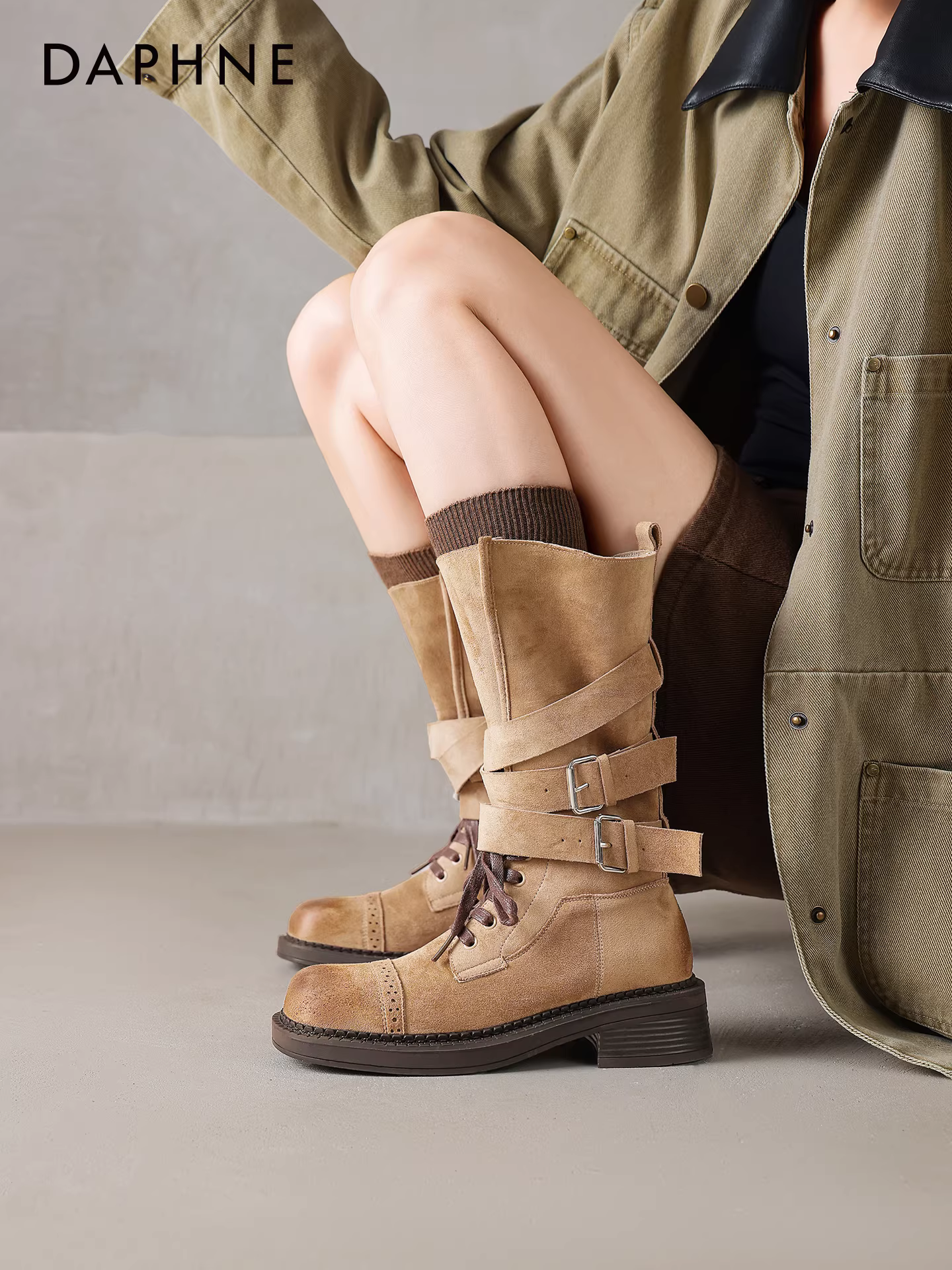 Giày bốt nữ Daphne cao đến giữa bắp chân, kiểu dáng retro mới năm 2025, rất hấp dẫn, kiểu bốt ngắn Martin, siêu hot mùa thu đông.