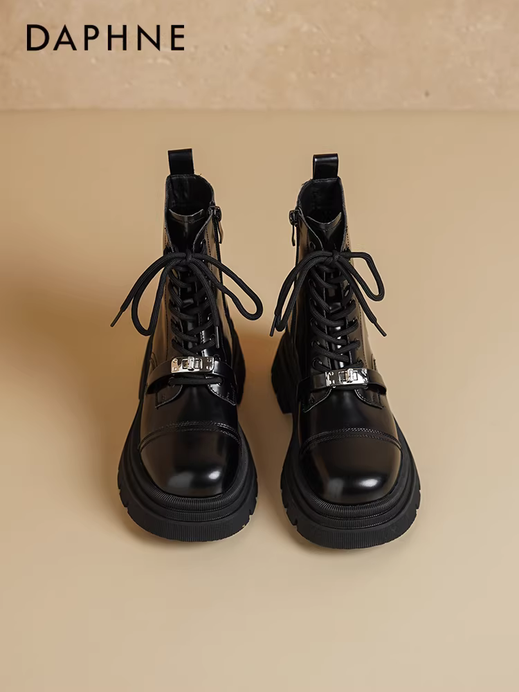 Giày bốt Daphne Martin nữ 2025, mẫu mới thu đông, kiểu Anh, dáng ôm, màu đen, đế dày, cổ ngắn.