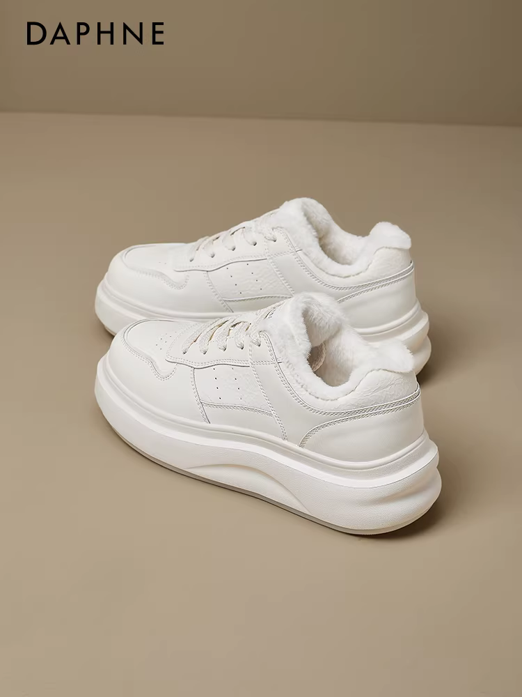 Giày thể thao nữ Daphne lót lông cừu đế dày màu trắng, mẫu mới mùa đông 2025, đa năng, chất liệu cotton, giữ ấm, kiểu dáng năng động.