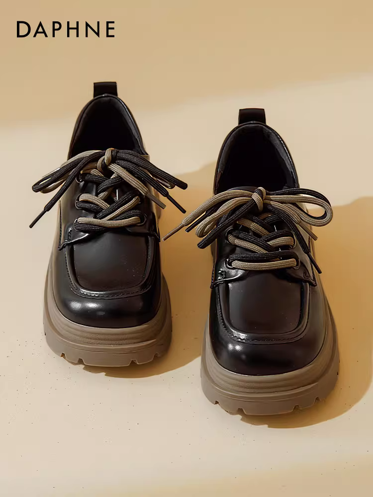 Giày lười đế dày Daphne dành cho nữ, phổ biến khi đi làm, kiểu mới hè 2025, giày da đen gót thô phong cách Anh.