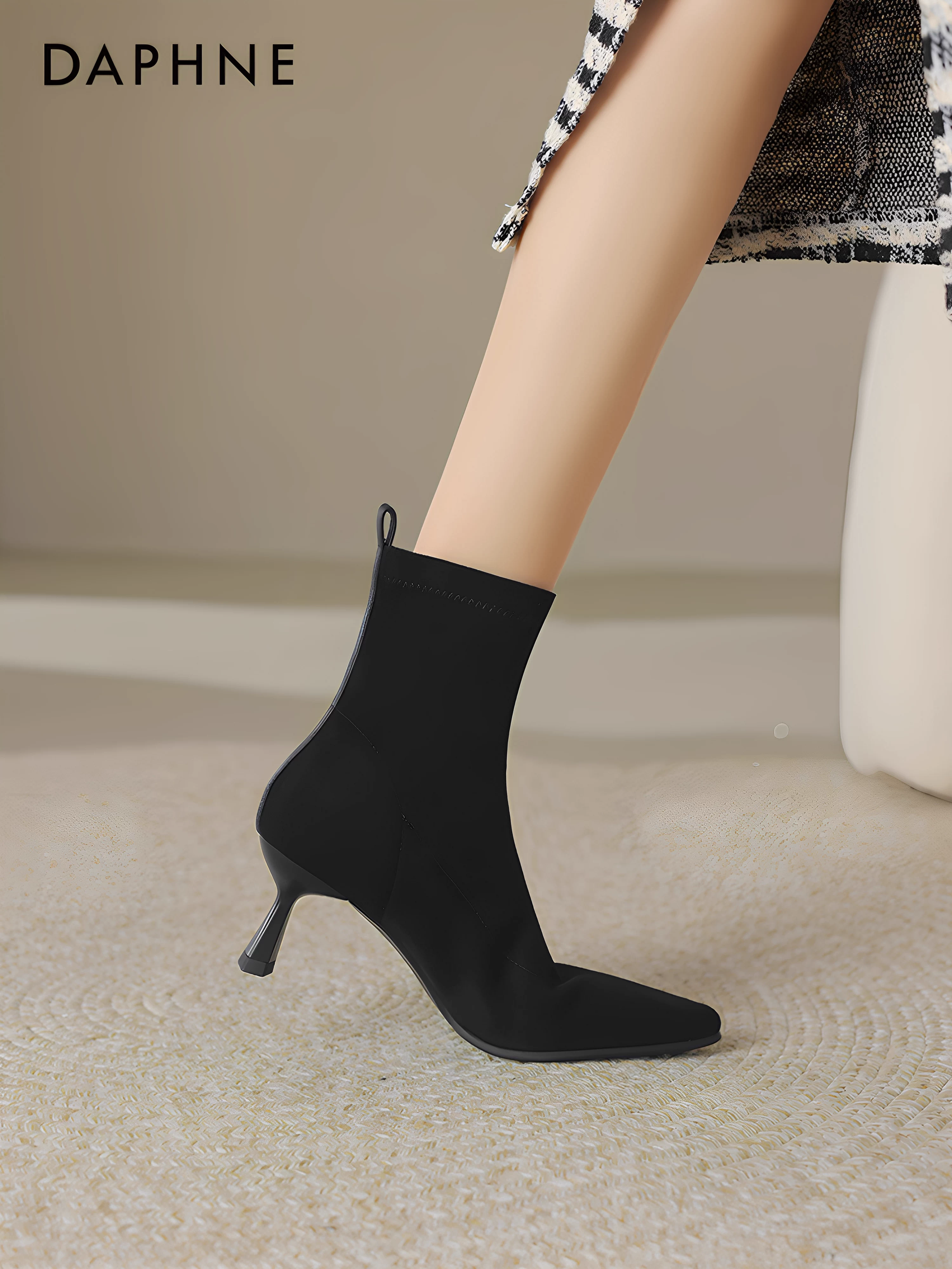 Giày bốt cao gót da lộn màu nâu ngắn kiểu Daphne dành cho nữ, mẫu mới thu đông 2025, kiểu vớ thun, mũi nhọn, gót nhọn, ôm chân.