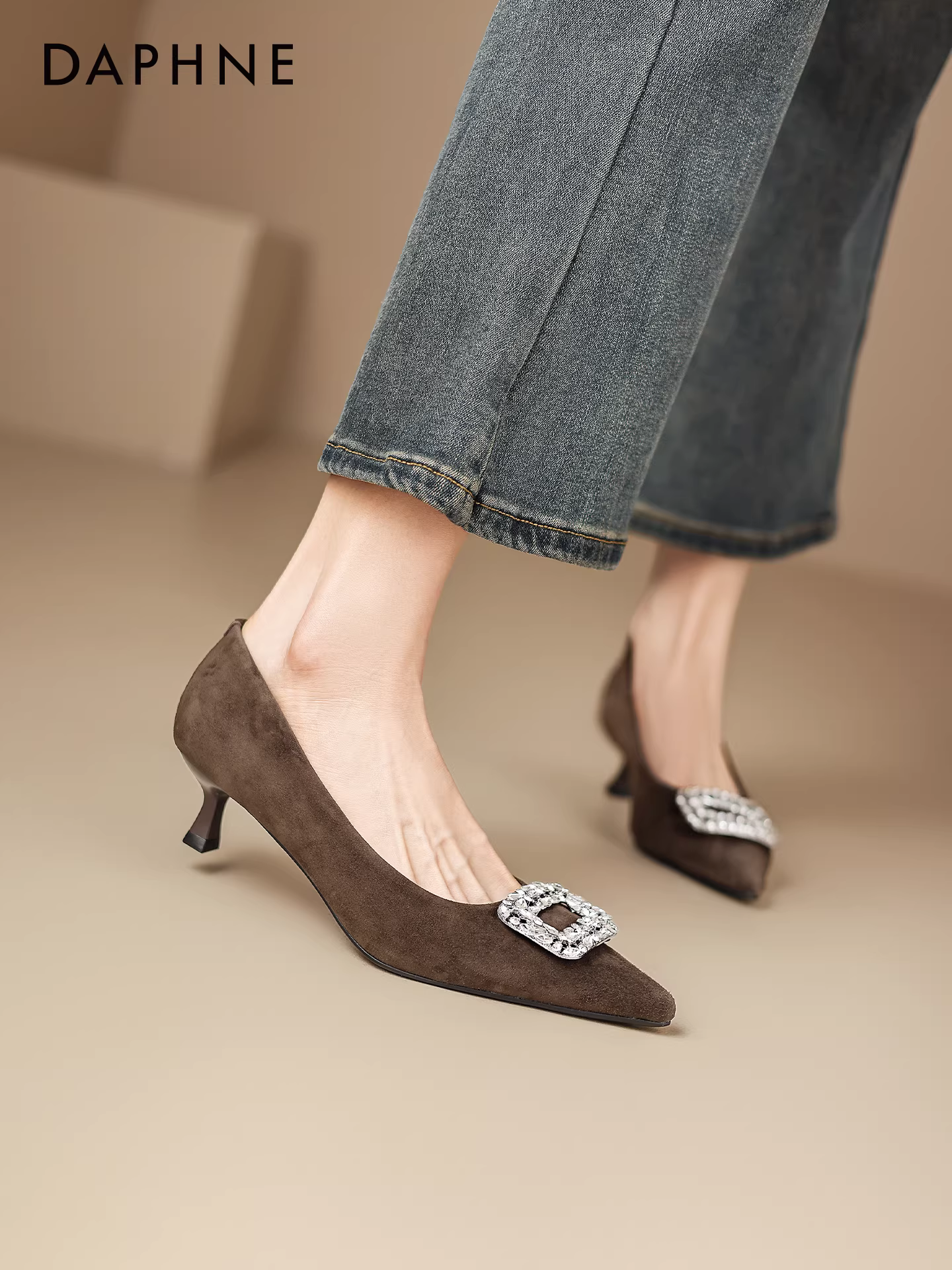 Giày cao gót Daphne kiểu mũi nhọn, đính đá, khóa vuông, phong cách retro mùa thu 2025 dành cho nữ, thoải mái khi mang.