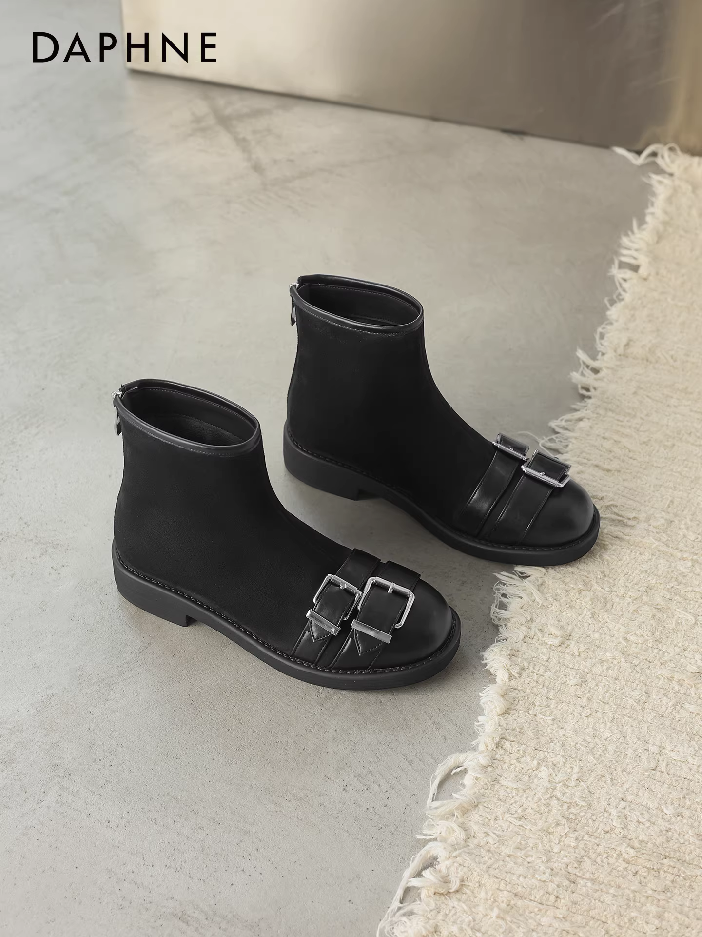 Giày bốt ngắn màu đen Daphne dành cho nữ, kiểu mới mùa đông 2025, đế bằng, lót lông cừu, kiểu Martin, bốt ôm sát, bốt da phong cách biker.