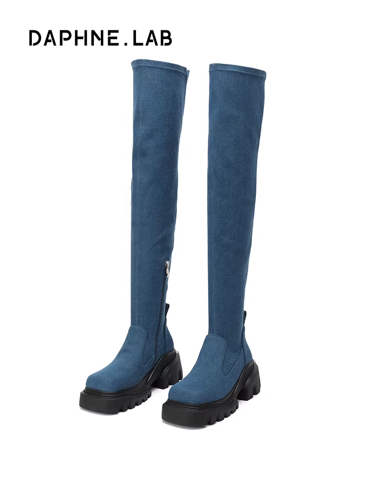 Giày bốt cao quá đầu gối kiểu dáng vuông Daphne Square-Toe Denim của DAPHNELAB dành cho nữ, mẫu mới 2024, đế dày, kiểu dáng ôm dáng, dài.