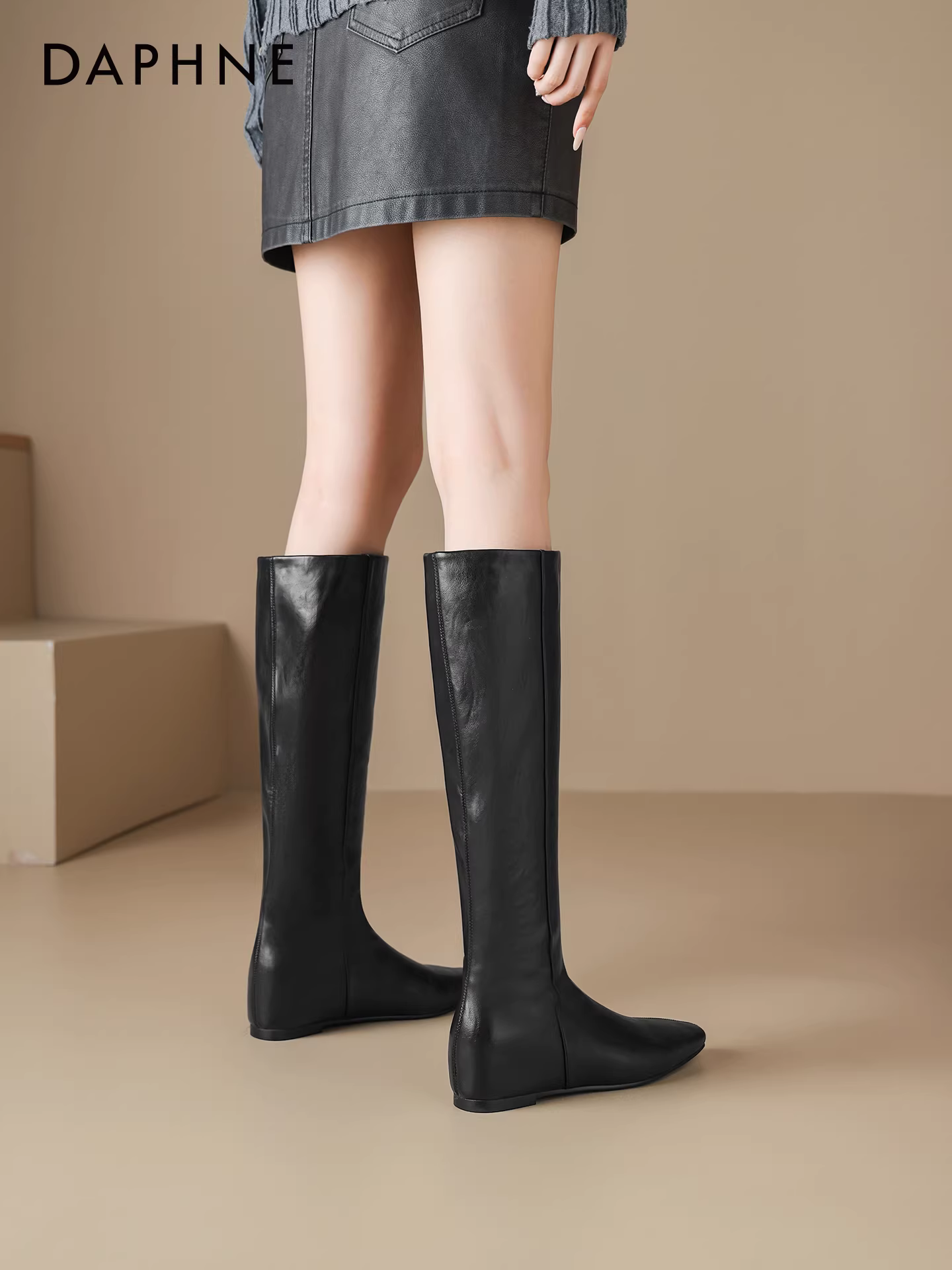 Giày bốt cao cổ đen Daphne dành cho nữ mùa đông 2025, mũi nhọn, tăng chiều cao, kiểu dáng ôm sát, trên gối, kiểu cưỡi ngựa