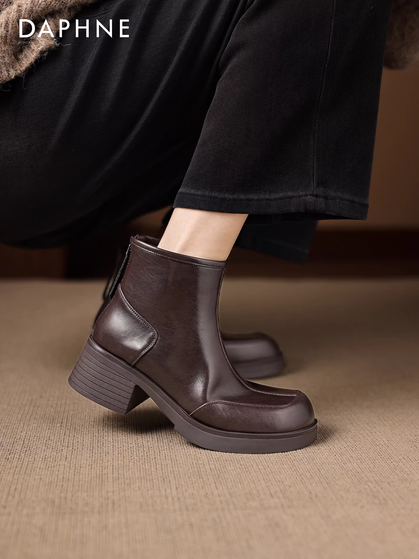 Giày bốt cổ ngắn gót dày Daphne dành cho nữ, mẫu mới mùa đông 2025, đế dày, kiểu Martin, kiểu dáng ôm sát, phong cách Anh, kiểu Chelsea