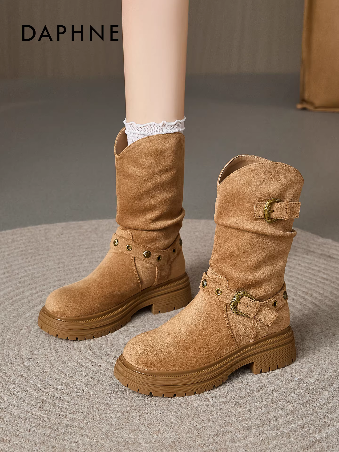 Giày bốt ngắn da lộn Daphne dành cho nữ, kiểu mới thu đông 2025, phối cùng chân váy, đế dày tăng chiều cao, kiểu dáng cổ điển, thoải mái.
