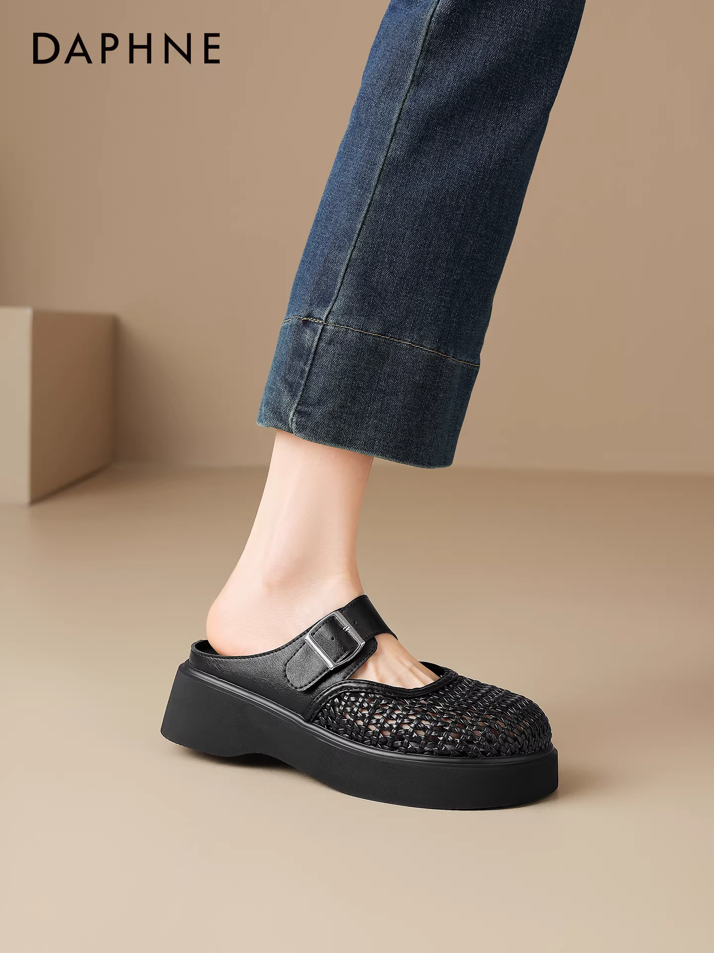 Giày nửa dép khoét lỗ Daphne dành cho nữ, giày lưới mùa hè, giày mules, dép xỏ ngón đế dày dệt.