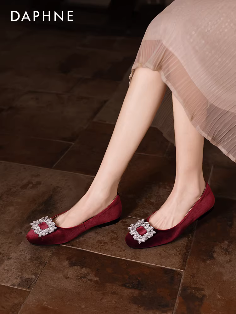 Giày bệt nữ Daphne màu đỏ kiểu mới 2025, giày bệt da nông, kiểu lười, đế mềm, giày cưới Xiuhe