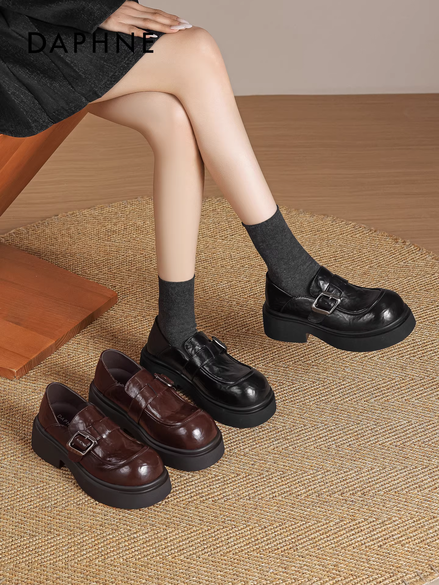 Giày lười nữ Daphne 2025 thời trang, giày da kiểu Anh màu nâu mùa đông mới đế dày, giày đơn giản đa năng.