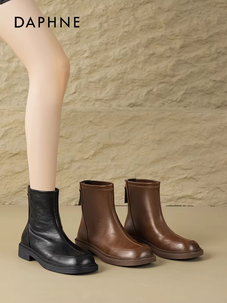 Giày bốt ngắn màu đen Daphne dành cho nữ, giày da phẳng kiểu Anh mùa thu đông, kiểu mới 2025, giày bốt ôm dáng kiểu Pháp có lót lông cừu.