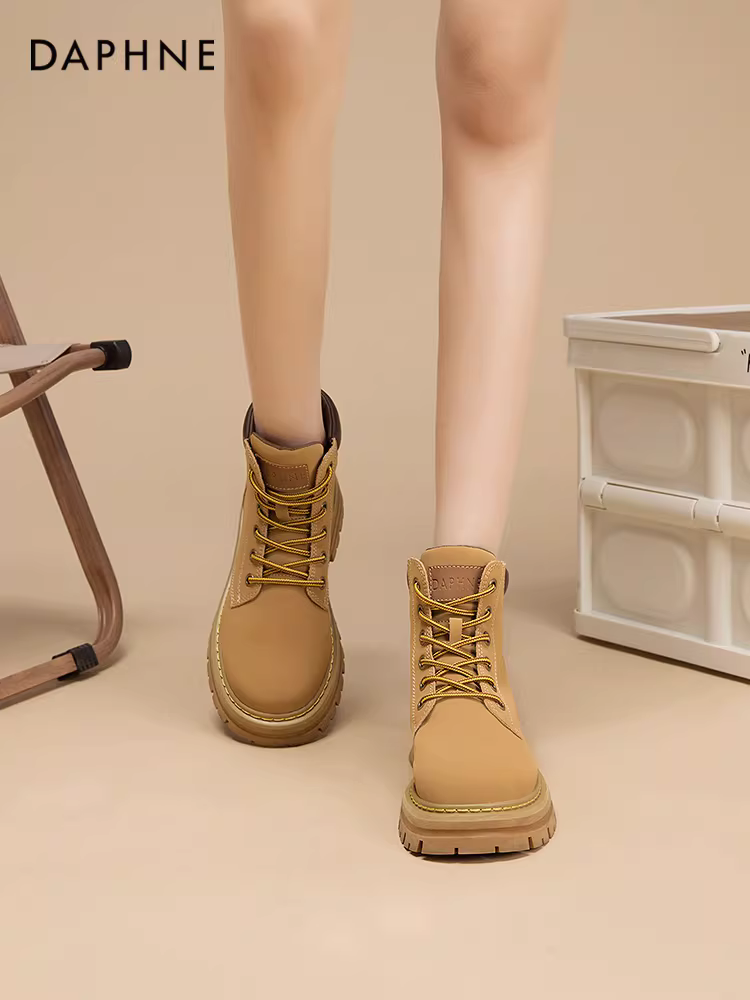 Giày bốt Daphne Martin nữ 2025 mới thu đông đi phượt đi làm, bốt ngắn đế dày, màu vàng bền chắc