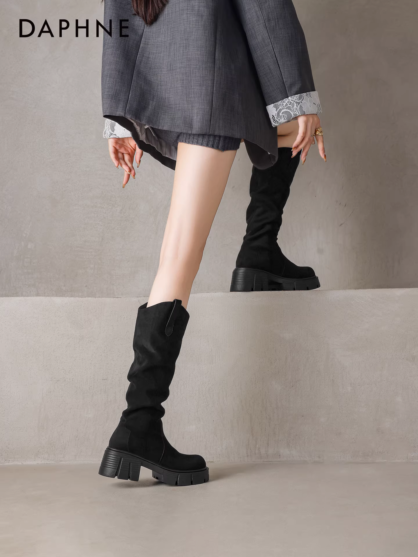 Giày bốt cao cổ đen Daphne 2025 kiểu mới mùa đông, kiểu dáng ôm dáng, đế dày, tăng chiều cao, kiểu dáng đi xe.