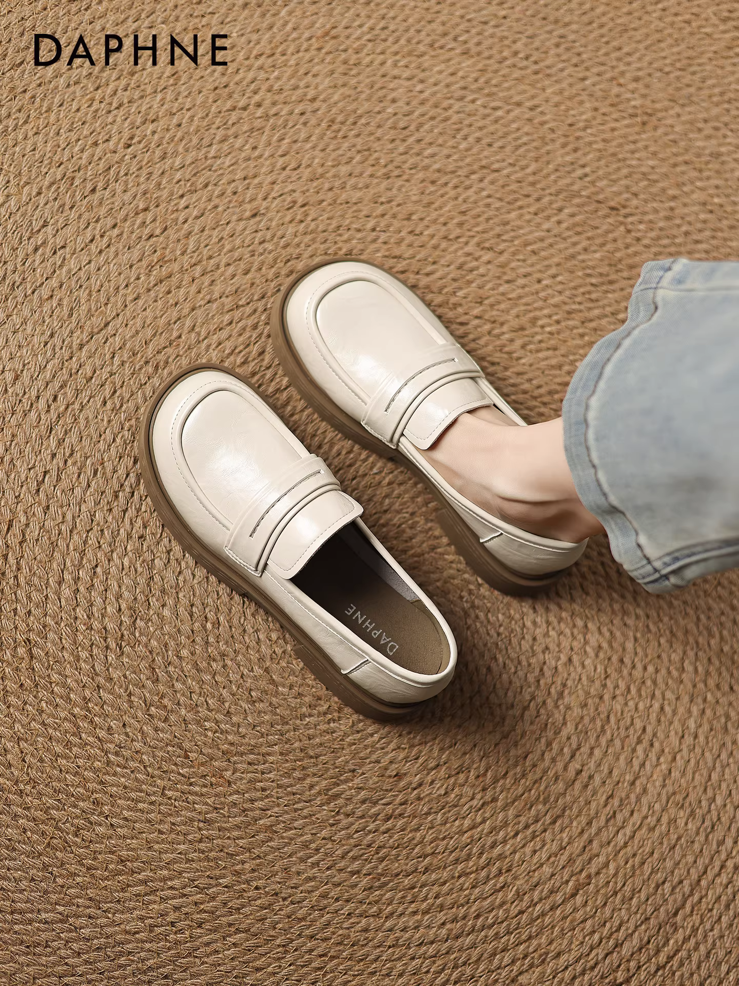 Giày lười nữ Daphne màu trắng, kiểu Anh, mùa thu 2025, chất liệu da, kiểu dáng mới, dễ đi, mũi tròn, đế bằng.