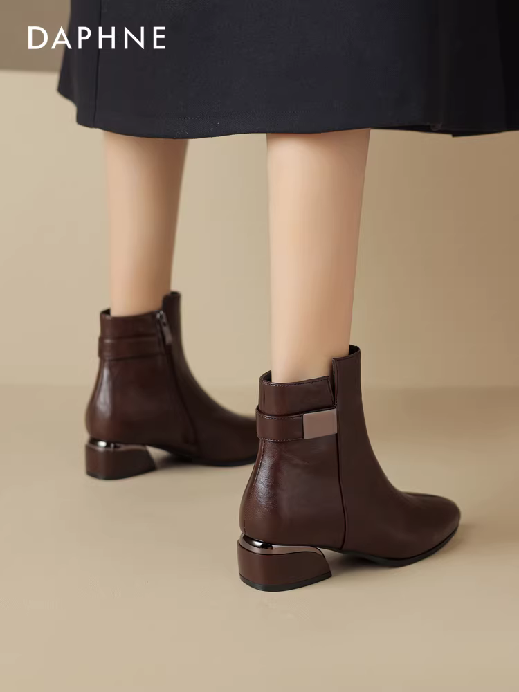 Giày bốt ngắn mùa đông mới 2025 của mẹ Daphne dành cho nữ, chất liệu lông mềm, mũi nhọn, giày da nữ, gót dày, kiểu Martin.