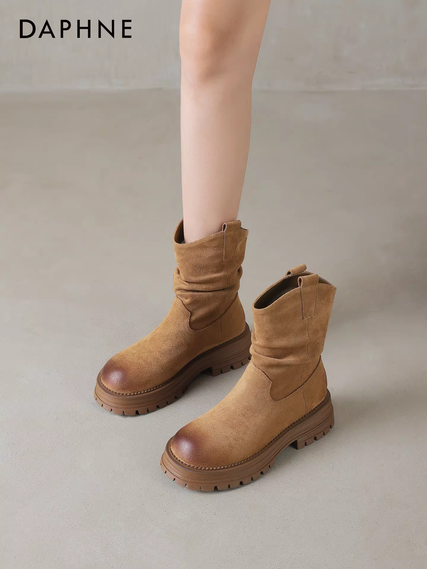Giày bốt nữ Daphne màu nâu kiểu dáng xuông, mẫu mới 2025, giày bốt Martin đế dày phổ biến, giày bốt cao bồi nữ kiểu Tây, bốt ngắn