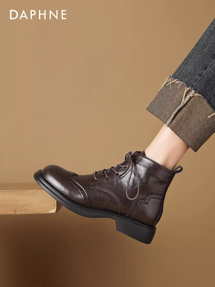 Giày bốt ngắn kiểu Anh Daphne dành cho nữ, mùa thu đông 2025, kiểu mới màu nâu, buộc dây, kiểu Martin, lót lông mềm, giày da nữ.
