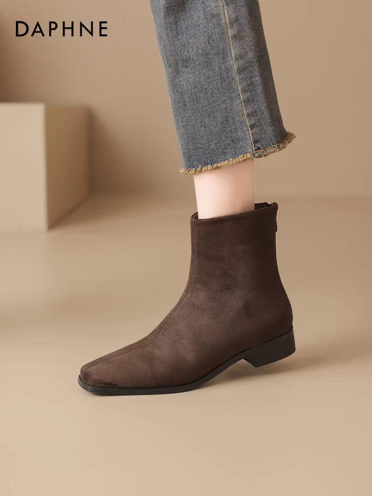 Giày bốt ngắn da lộn Daphne dành cho nữ, mẫu mới thu đông 2025, kiểu ôm sát, có lớp lót lông cừu, đế bằng, phong cách Pháp, giày mẹ.