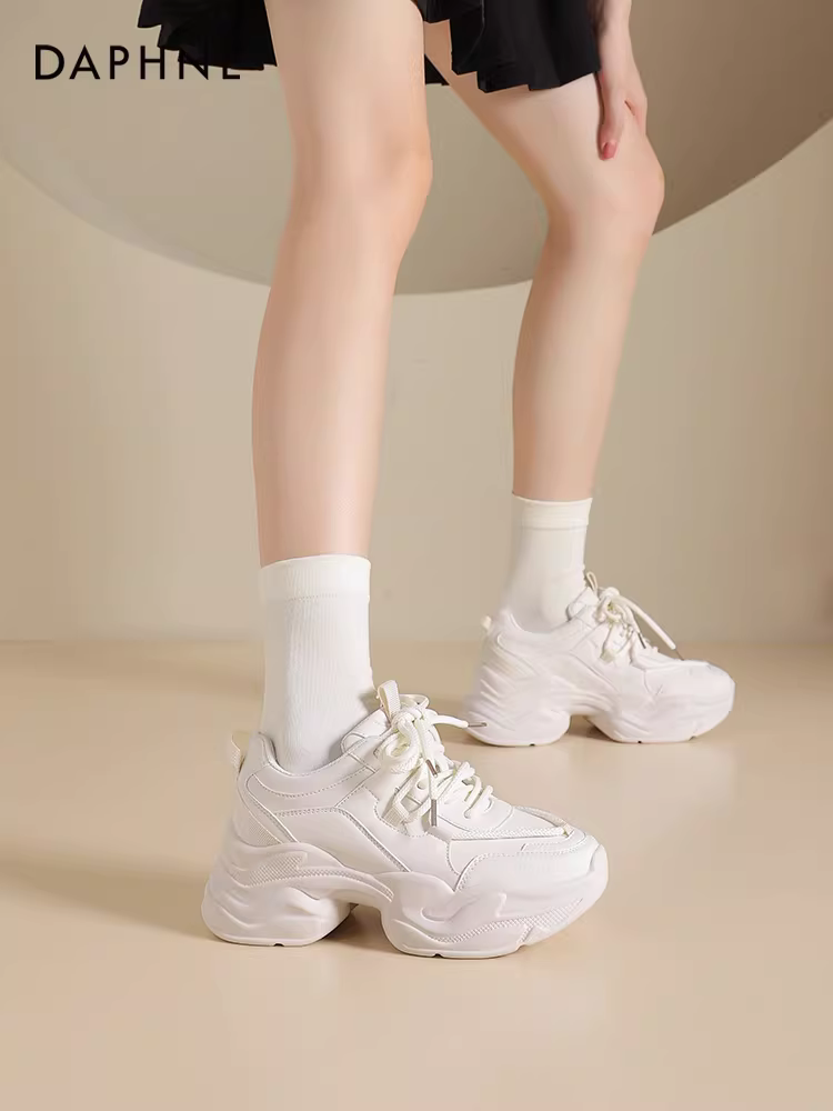 Giày thể thao đế dày Daphne dành cho nữ, mẫu mới hè 2025, tăng chiều cao, màu trắng, đa năng, phong cách thường ngày.