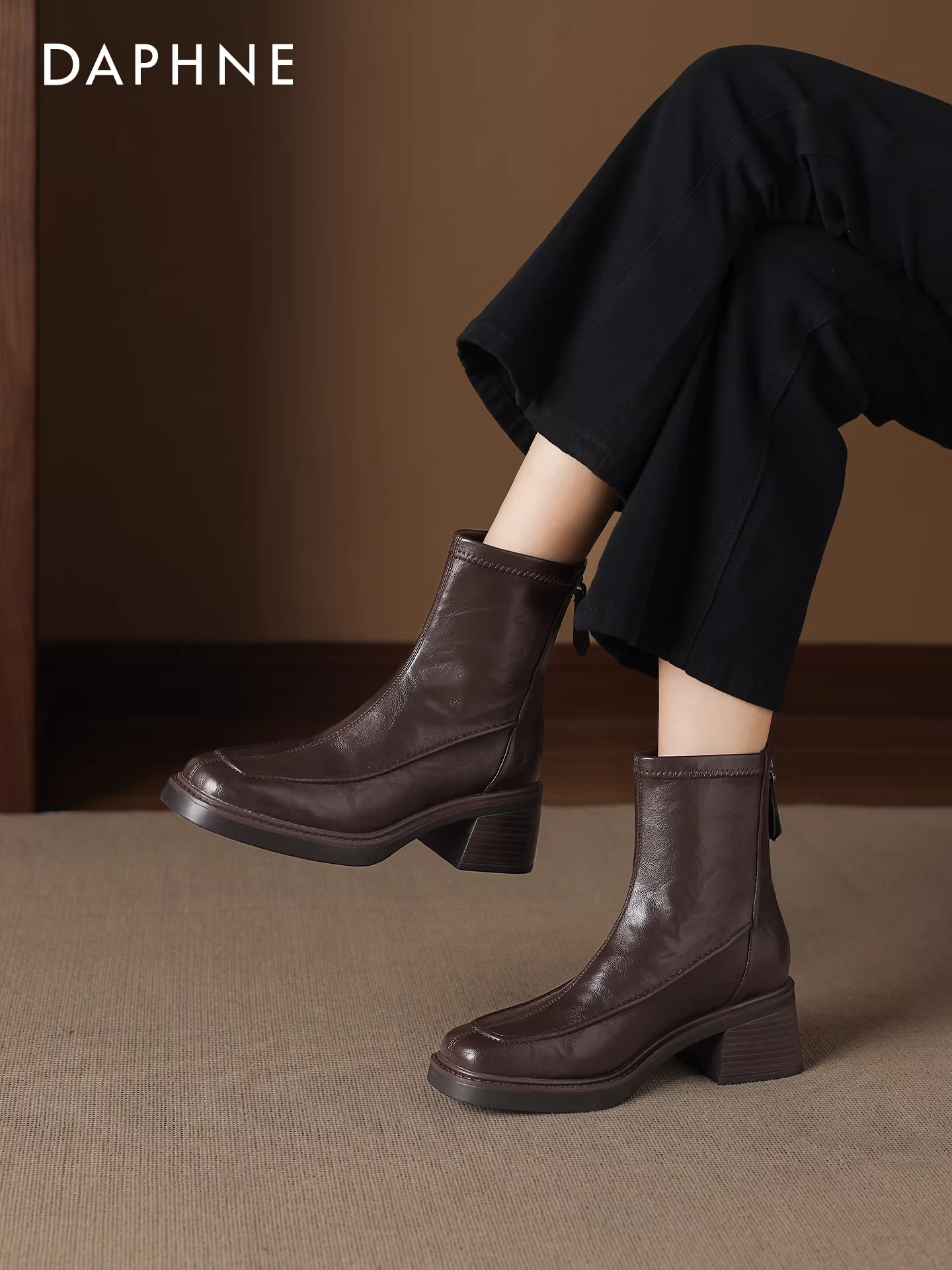 Giày bốt ngắn màu nâu Daphne dành cho nữ, mẫu mới mùa đông 2025, lót lông cừu, gót dày, kiểu dáng ôm sát, phong cách Anh, kiểu Martin, giày cao gót