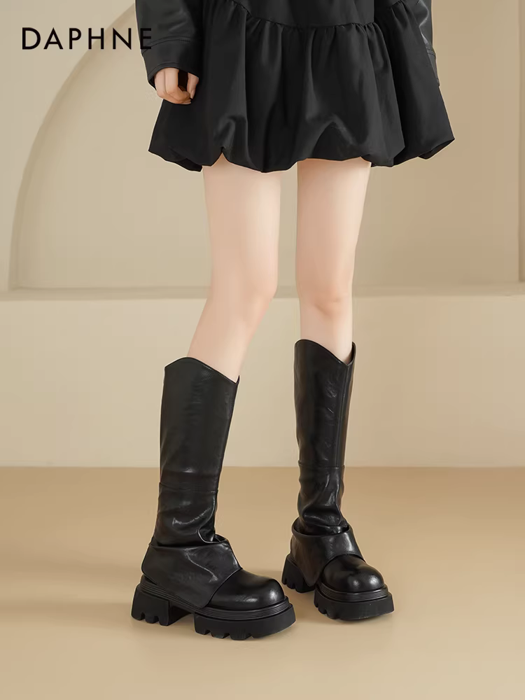 Giày bốt cao cổ đế dày Daphne dành cho nữ, mẫu mới thu đông 2025, màu đen, kiểu dáng bootcut, đế xếp tầng, phong cách cưỡi ngựa miền Tây
