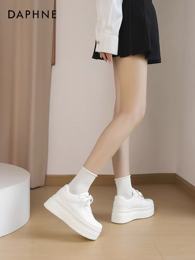 Giày thể thao đế dày màu trắng Daphne dành cho nữ 2025 kiểu dáng mới phổ biến mùa xuân hè, phối cùng chân váy, giày thường đa năng, giày thể thao tăng chiều cao cho nữ