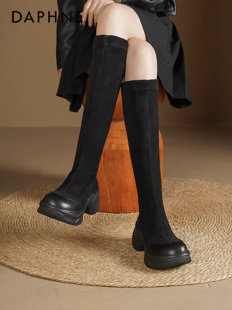 Giày bốt cao cổ đế dày Daphne dành cho nữ 2025, mẫu mới thu đông, đa năng, ôm chân, chất liệu thun, màu đen.