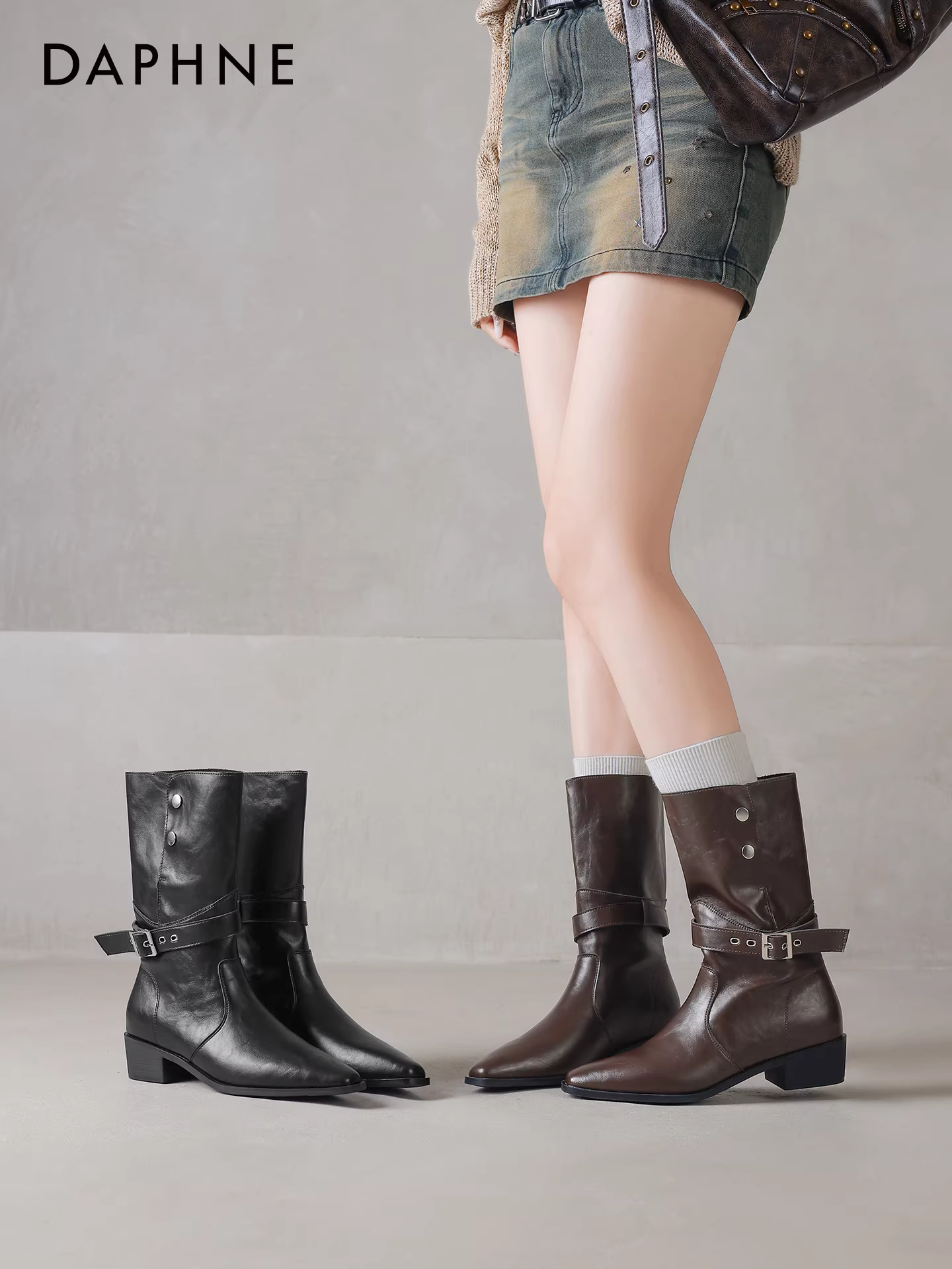 Giày bốt ngắn Daphne dành cho nữ 2025, kiểu dáng mới thu đông, cổ điển, mũi nhọn, gót dày, kiểu dáng đi xe, hai chiều, cao đến giữa bắp chân, kiểu cao bồi miền Tây