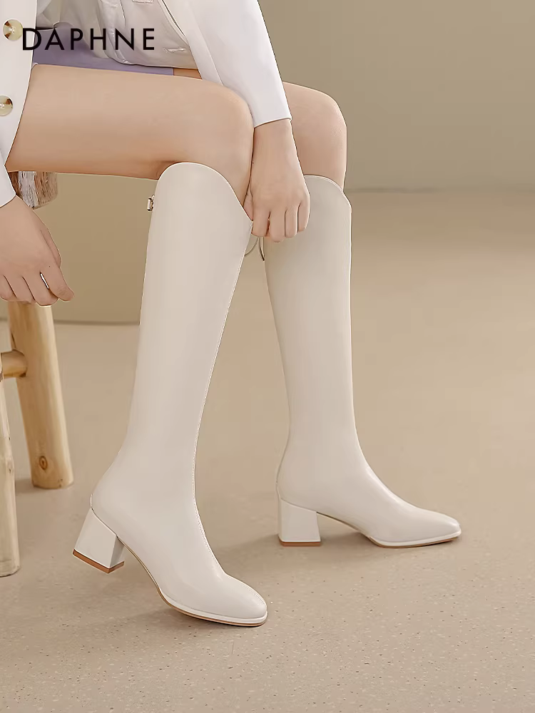Giày bốt dài Daphne kiểu V dành cho nữ, thời trang thu đông 2025, bốt cưỡi ngựa, bốt nữ cao gót mũi vuông, bốt cao, bốt dài nữ.