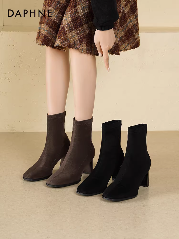 Giày bốt cao gót đế thô Daphne dành cho nữ 2025, kiểu mới, chất liệu da lộn đen, kiểu dáng cổ điển, mũi vuông, thanh lịch, bốt ngắn cao gót