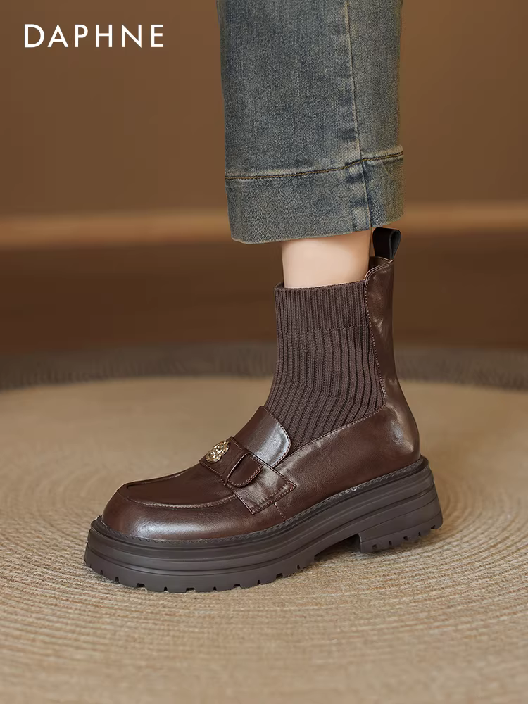 Giày bốt ngắn Daphne dành cho nữ, lót lông cừu mùa đông 2025, kiểu mới đế dày, chất liệu thun co giãn, kiểu dáng ôm sát chân, kiểu lười.