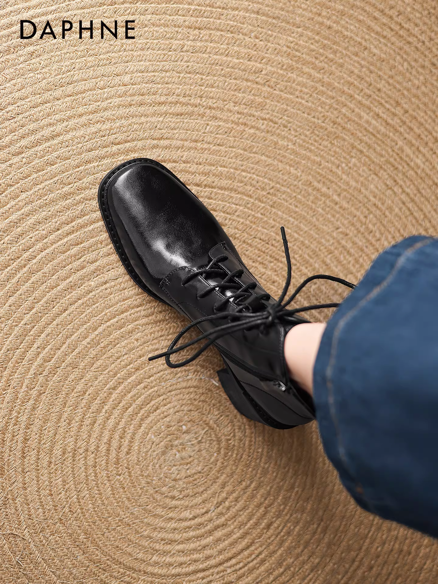 Giày bốt cao gót ngắn Daphne 2025 mới màu đen, giày cao gót đế thô, tăng chiều cao, chất liệu da, giày nữ, bốt ôm sát chân