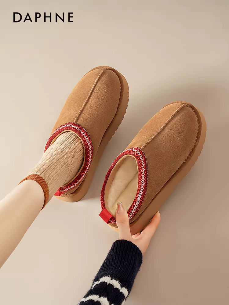 Giày bốt tuyết đế dày Daphne dành cho nữ mùa đông 2025 kiểu mới, kiểu lười, mũi kín, lót lông cừu ấm áp, chất liệu cotton