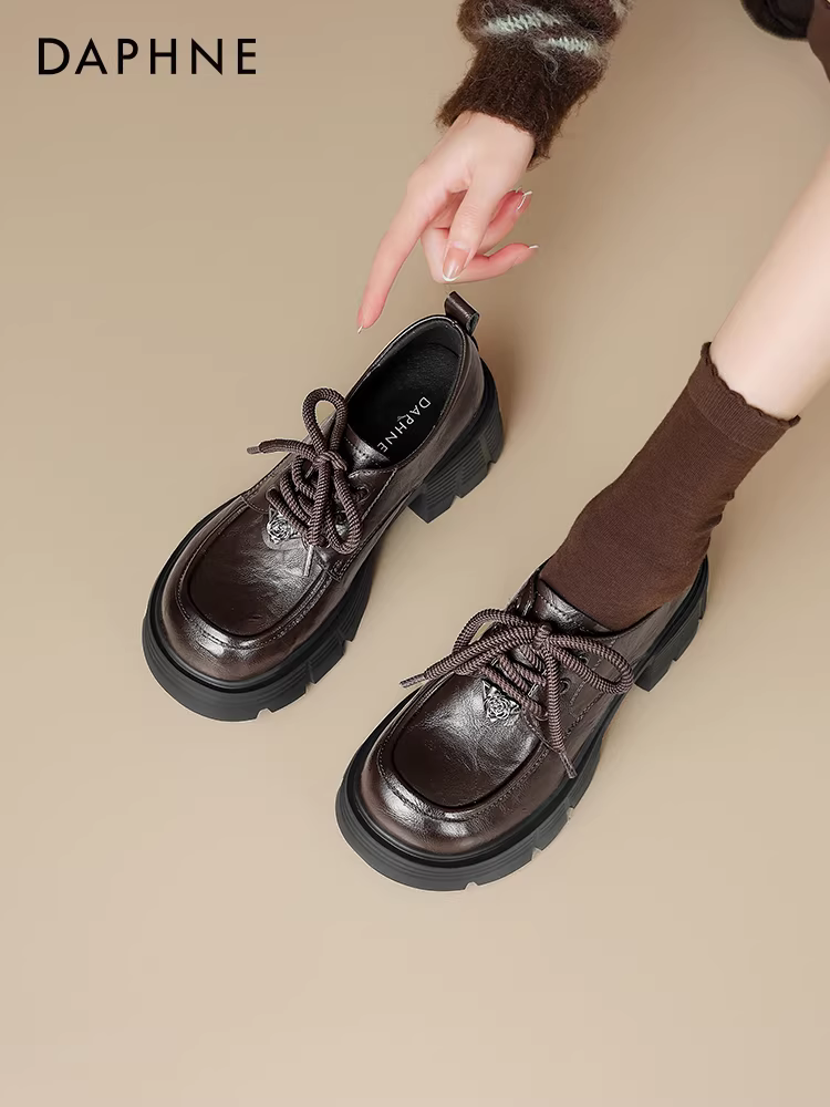Giày lười đế dày màu nâu Daphne dành cho nữ 2025 kiểu Anh mới, gót dày, giày da nhỏ, giày tăng chiều cao nữ