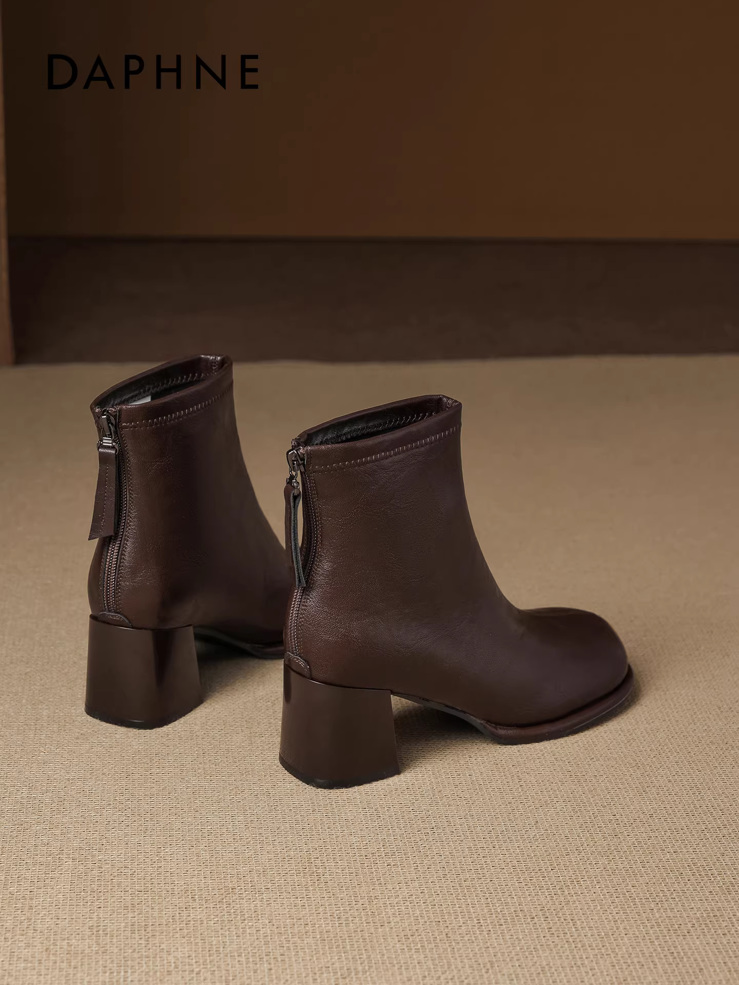 Giày bốt ngắn màu nâu Daphne dành cho nữ, mẫu mới thu đông 2025, kiểu retro, cao gót, ôm dáng, kiểu Pháp sang trọng, tăng chiều cao, chất liệu da.