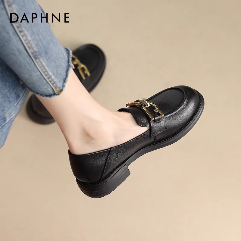 Giày lười nữ Daphne màu nâu, mẫu mới hè 2025, giày bệt nữ đi làm, chất liệu da mềm, kiểu Anh, giày da nhỏ gọn.