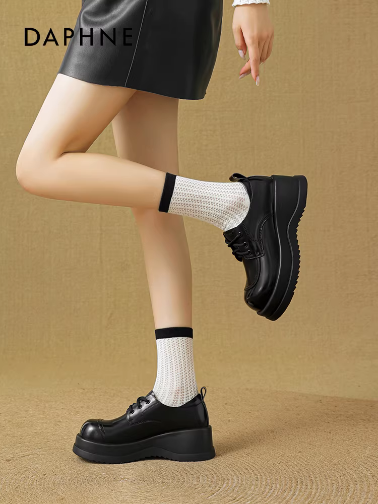 Giày lười đế dày Daphne dành cho nữ 2025, mẫu mới mùa thu, màu đen, tăng chiều cao, phối chân váy, phong cách Anh, giày da nhỏ gọn