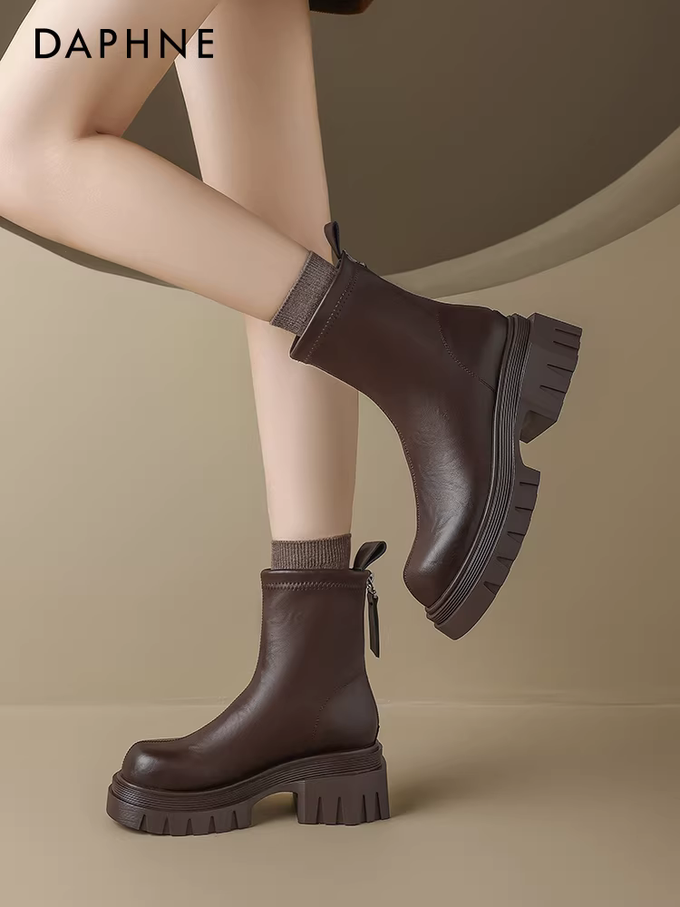 Giày bốt Martin màu nâu Daphne dành cho nữ mùa đông 2025, kiểu mới đế dày tăng chiều cao, kiểu Melard cổ ngắn có lót lông cừu