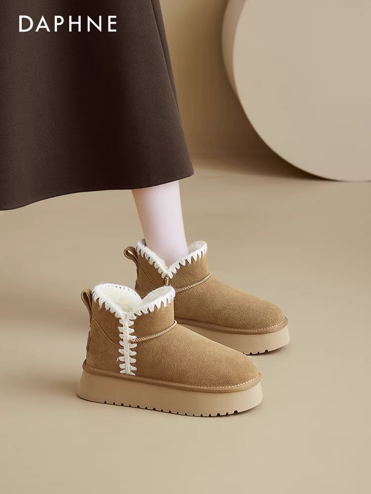 Giày bốt tuyết đế dày Daphne dành cho nữ mùa đông 2025, kiểu mới, dễ mang, ấm áp, cổ ngắn, lót lông cừu dày.