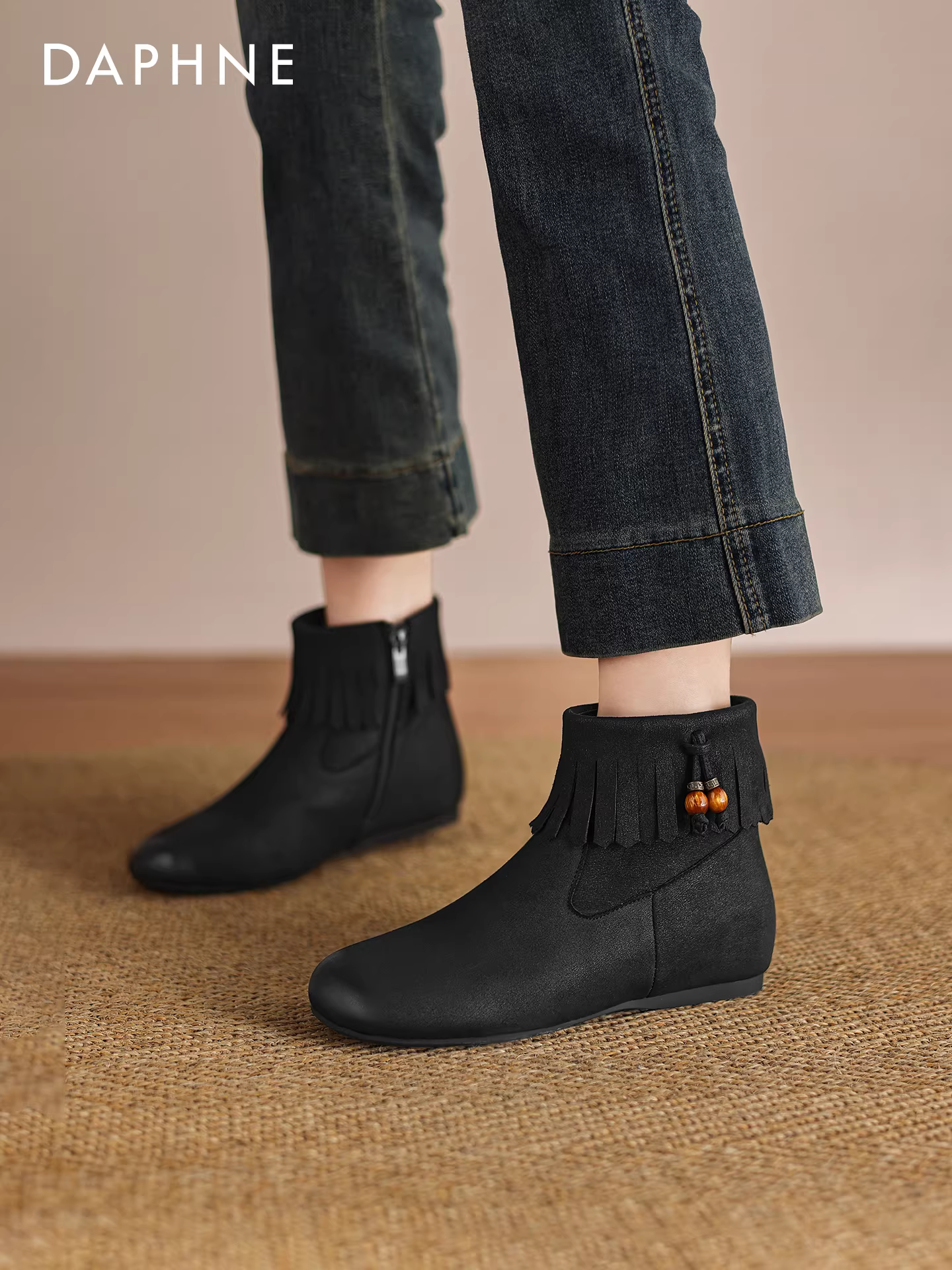 Giày bốt ngắn Daphne dành cho nữ 2025, mẫu mới thu đông, kiểu tua rua, cổ ngắn, lót lông, đế bằng, kiểu dáng thon gọn, giày bốt Martin nữ.
