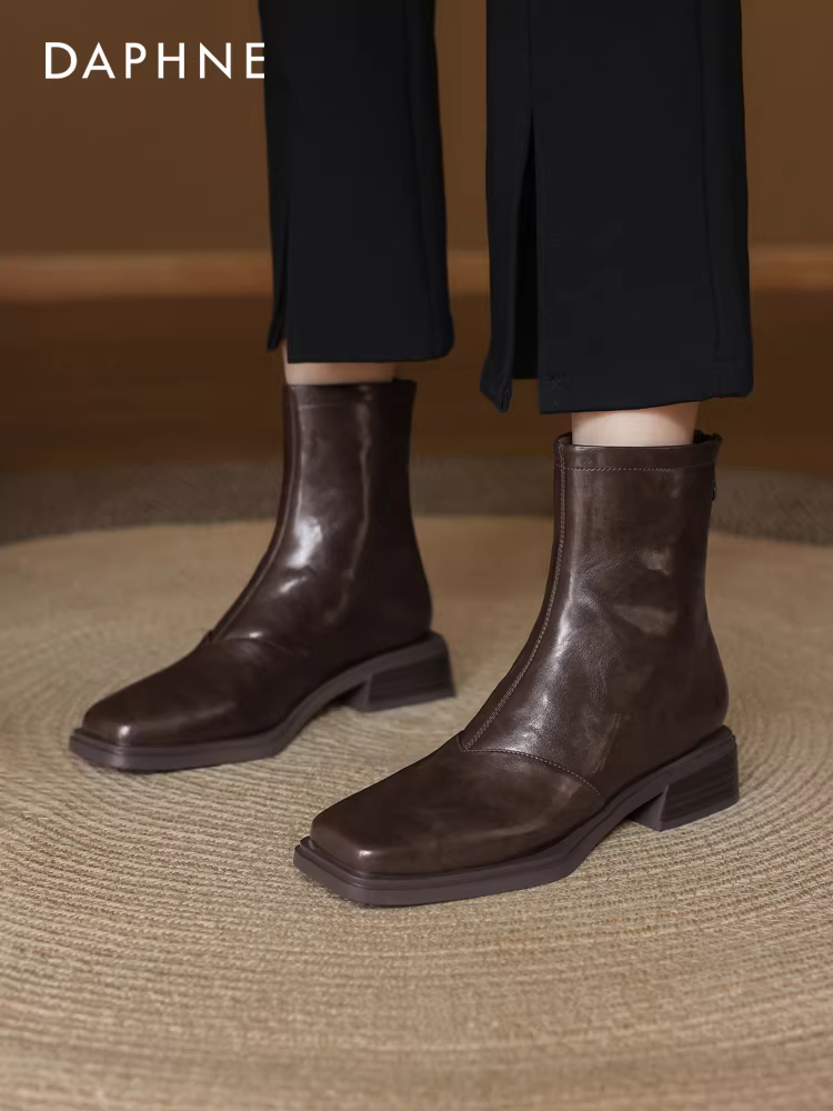 Giày bốt ngắn Daphne dành cho nữ 2025, mẫu mới thu đông, kiểu Martin, mũi vuông, đế bằng, lót lông mùa đông, kiểu dáng Pháp, ôm chân.
