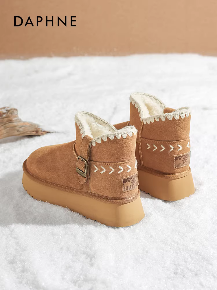 Giày bốt tuyết đế dày Daphne dành cho nữ, kiểu mới mùa đông 2025, kiểu Đông Bắc, lót lông cừu, giữ ấm, chất liệu cotton, kiểu móc, bốt ngắn