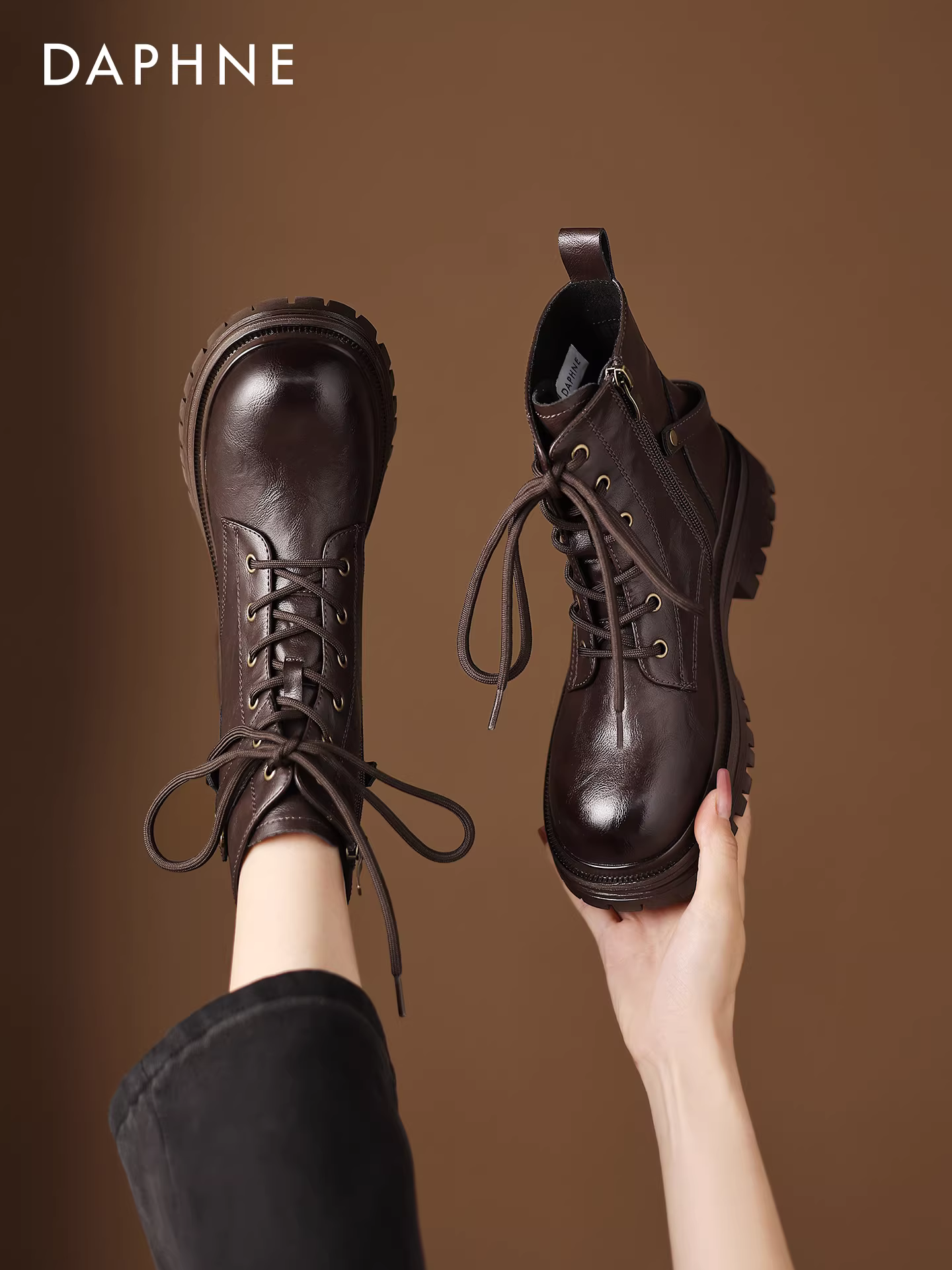 Giày bốt Martin đế dày màu nâu Daphne dành cho nữ, mẫu mới thu đông 2025, phong cách Anh, kiểu biker, ôm sát, cổ ngắn