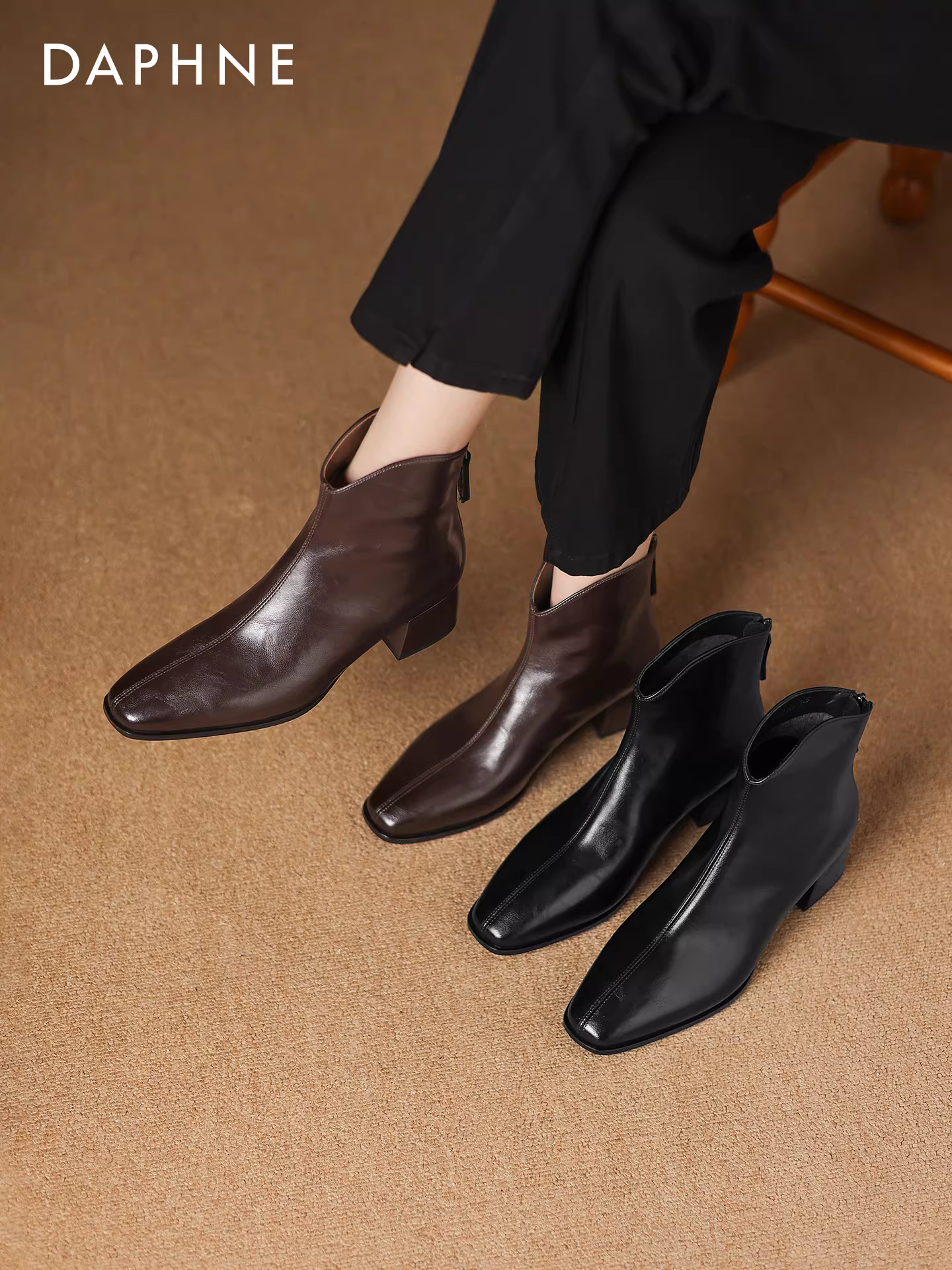 Giày bốt cao gót mũi nhọn Daphne dành cho nữ, mẫu mới mùa đông 2025, màu đen, kiểu Chelsea Pháp, ôm chân, chất liệu da.