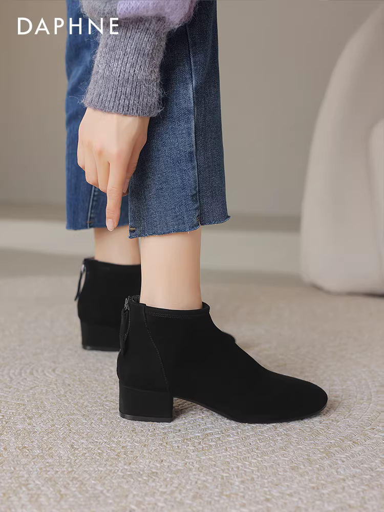 Giày bốt ngắn Daphne cashmere dành cho nữ, kiểu dáng thu đông 2025 mới, lót lông cừu, kiểu dáng thanh lịch, giày bốt Martin nữ đế dày, ôm dáng.