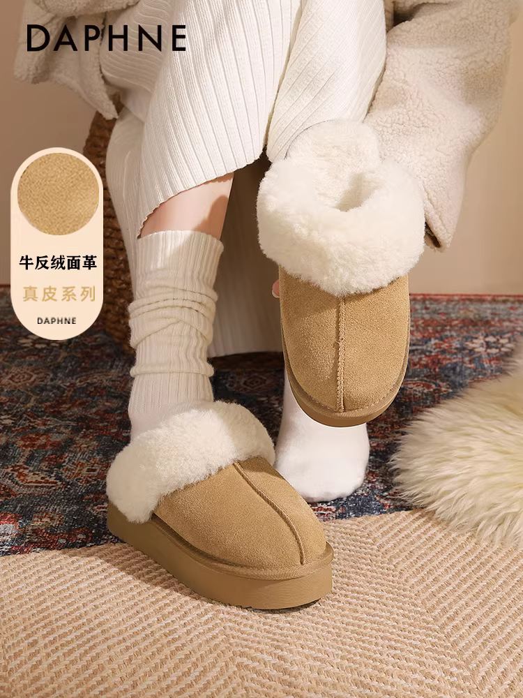 Giày bốt tuyết Daphne kiểu nửa dép lông mềm mại dành cho nữ, kiểu dáng mùa đông mới 2025, dép bông giữ ấm lót lông cừu.