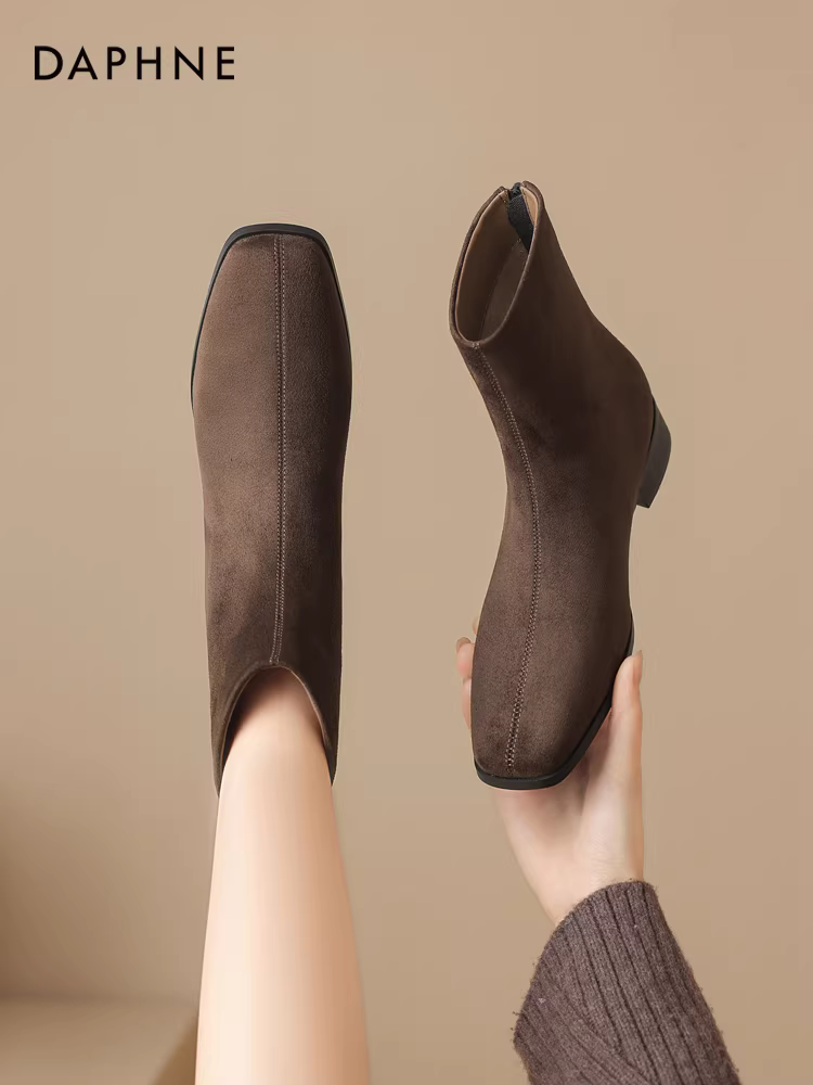 Giày bốt ngắn da lộn Daphne dành cho nữ, mẫu mới thu đông 2025, kiểu ôm sát, có lớp lót lông cừu, đế bằng, phong cách Pháp, giày mẹ.