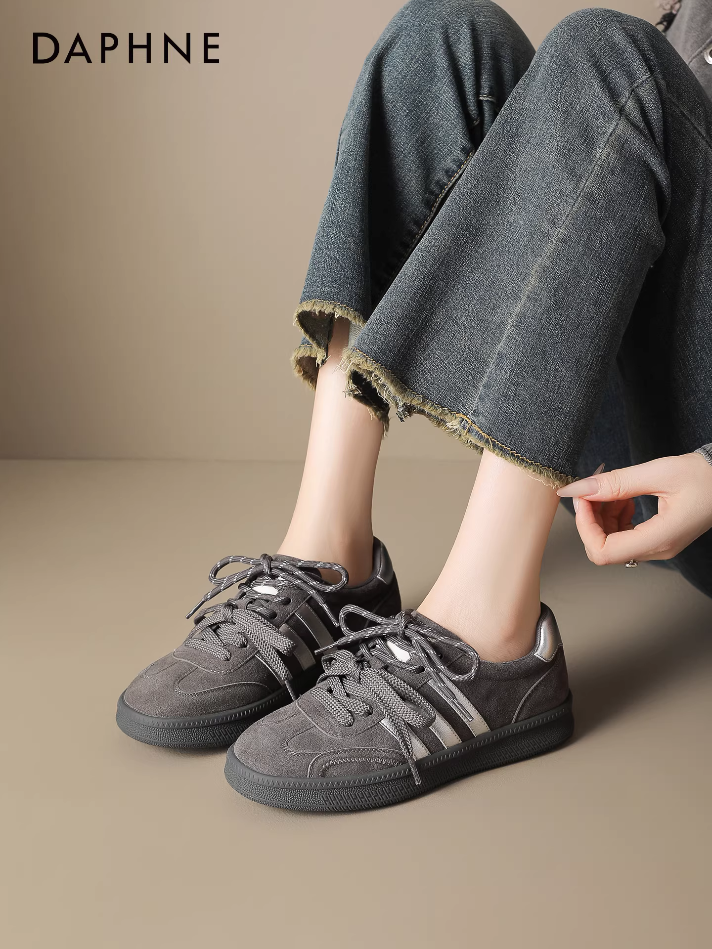 Giày thể thao Daphne màu xám nhạt, kiểu dáng cổ điển mới năm 2025, rất hấp dẫn, dành cho nữ, mùa thu đông, có lớp lót lông cừu.